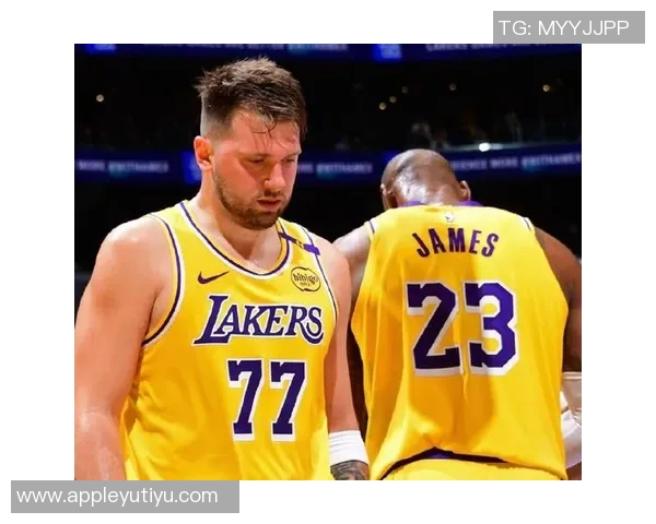 德隆谈东契奇与詹姆斯关系不佳未扶摔倒事件引发热议 德隆谈东契奇与詹姆斯关系不佳未扶摔倒事件引发热议