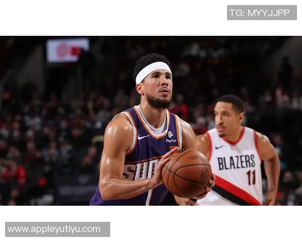 吉莱斯皮称赞布克决策果断自己专注于接球投篮半场贡献12分 吉莱斯皮称赞布克决策果断自己专注于接球投篮半场贡献12分